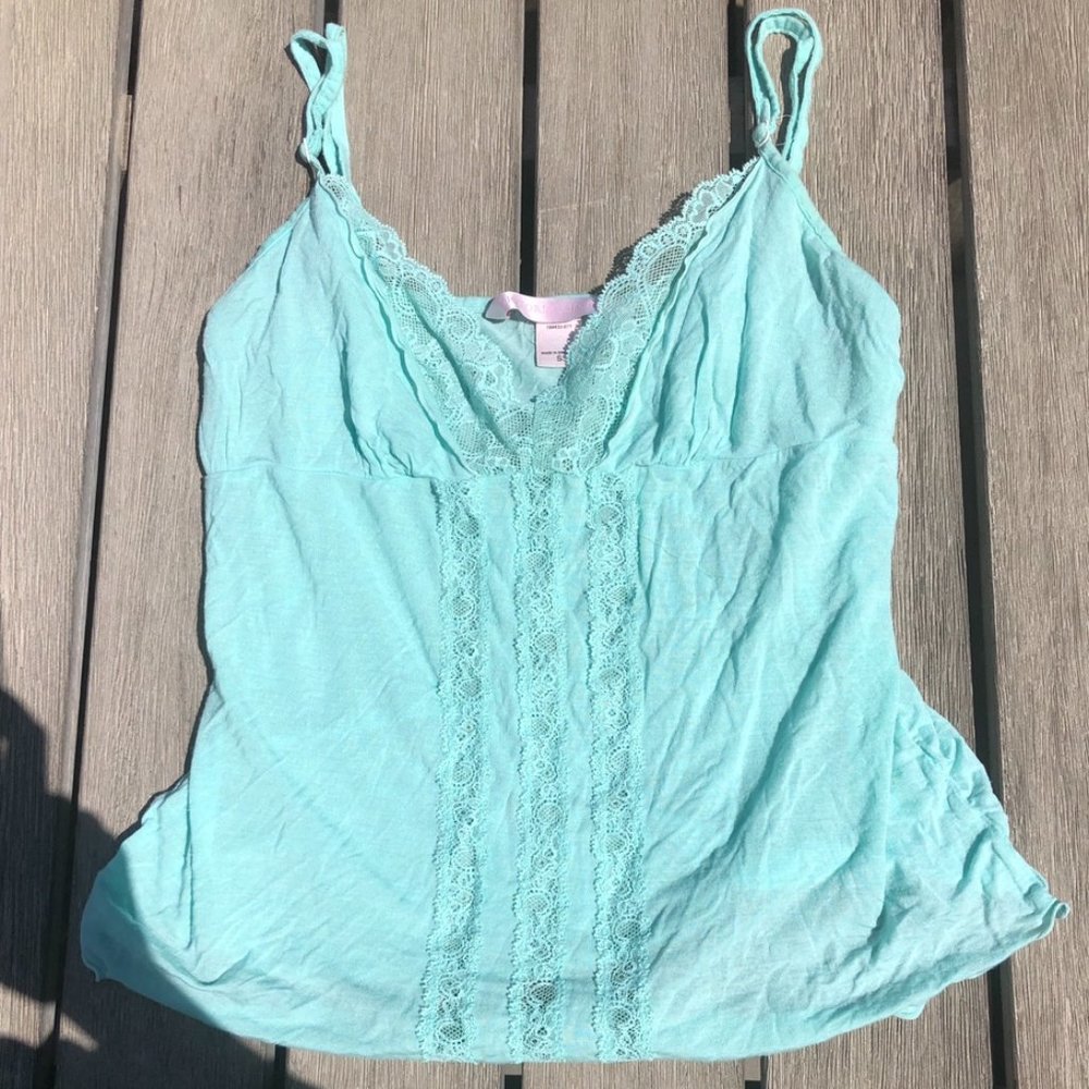 Lovely Victoria’s Secret tank w lace detail 💚 S